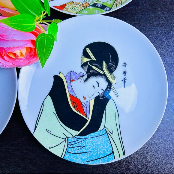 Japanese Geisha Wall Plates Set of 4, Vintage Asian Porcelain Art Collectible - Picture 6 of 11
